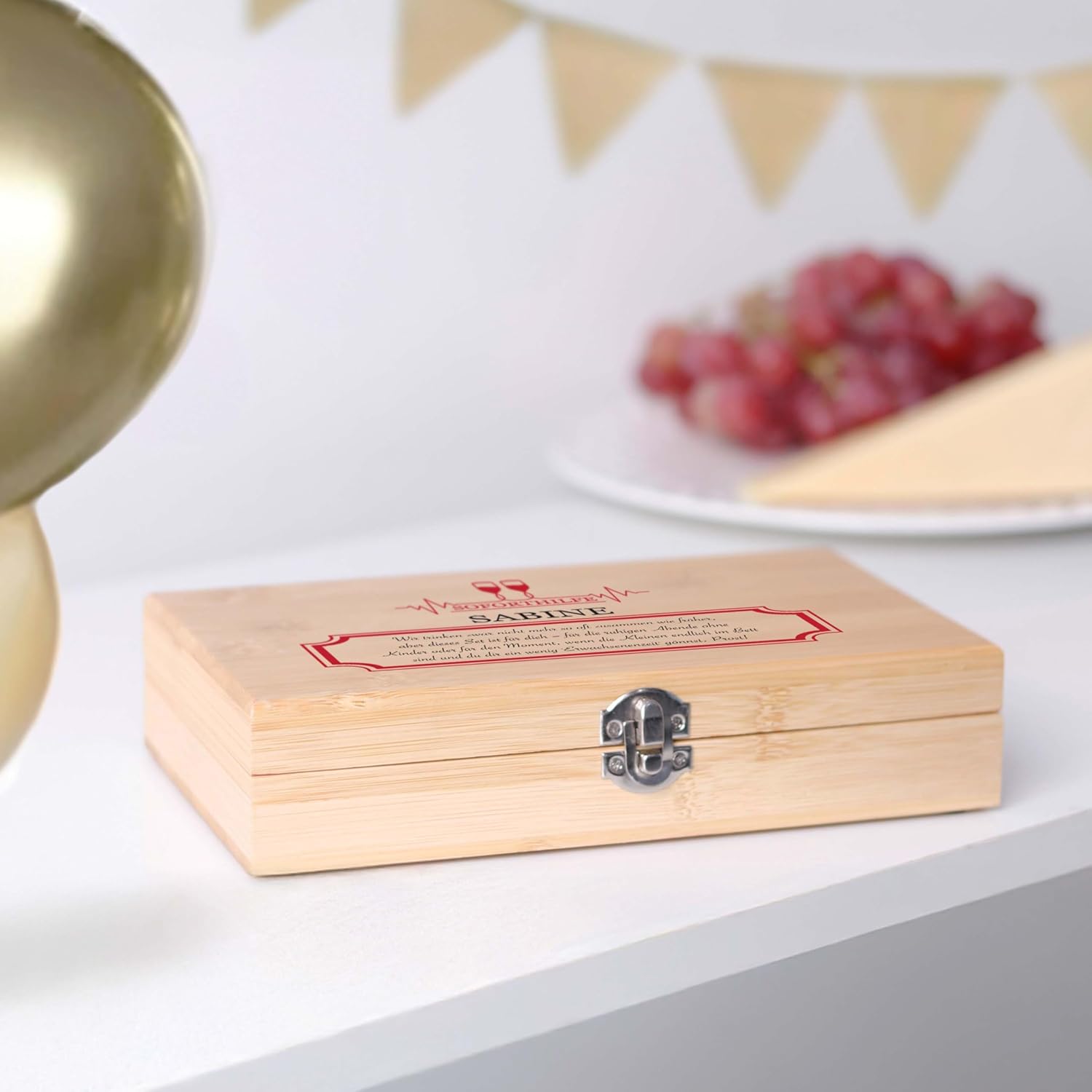 LAUBLUST Weinöffner Set Personalisiert mit Name - 5er Weinzubehörset als cooles Geschenk für Bestie | Soforthilfe - Weinzubehör mit Holz Geschenkbox | Witzige Personalisierte Geschenke für Freundin