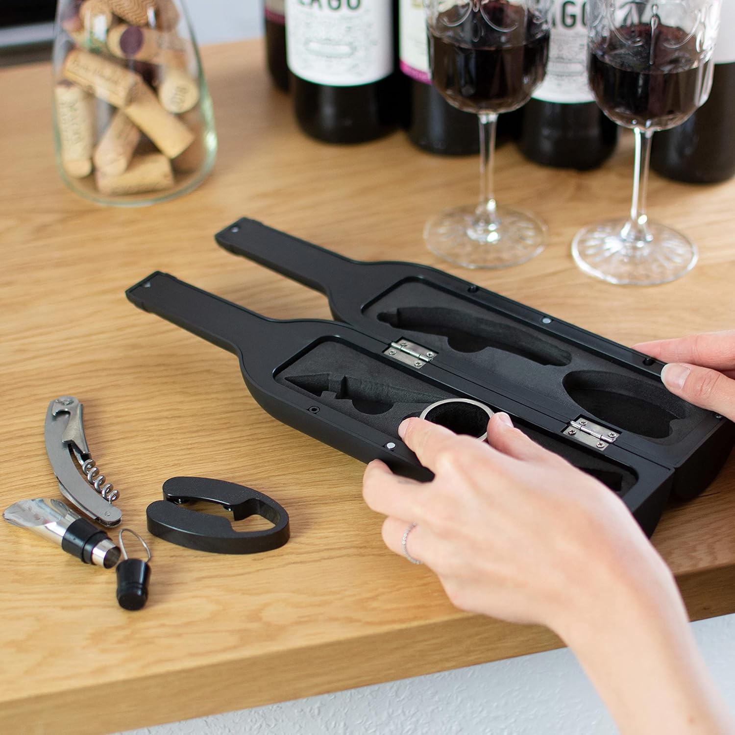 Grinscard Weinöffner Set 5 TLG. - Weinflaschen Design, Schwarz - Wein Zubehör mit Folienschneider | Korkenzieher | Ausgießer | Tropfring | Edelstahlkorken