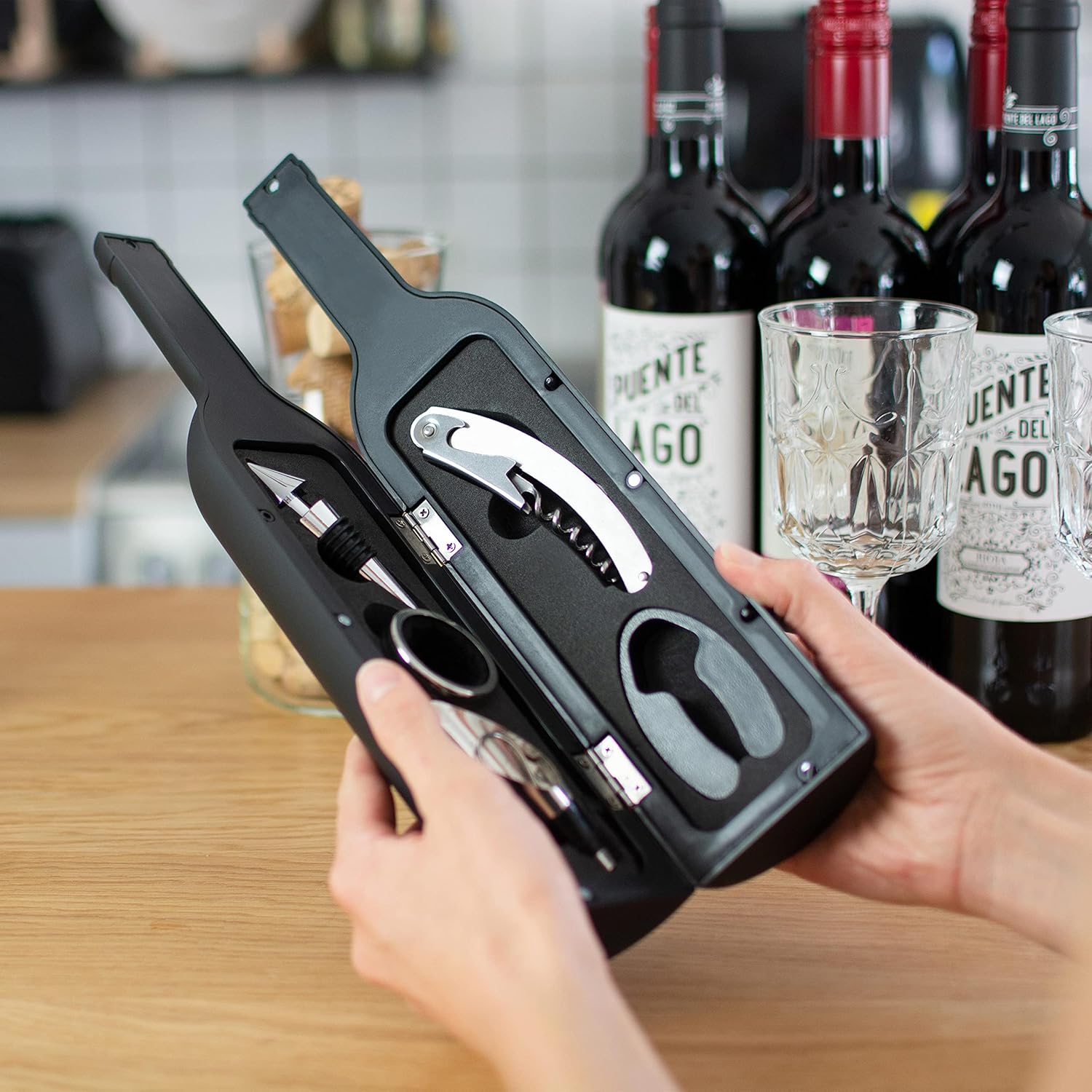 Grinscard Weinöffner Set 5 TLG. - Weinflaschen Design, Schwarz - Wein Zubehör mit Folienschneider | Korkenzieher | Ausgießer | Tropfring | Edelstahlkorken
