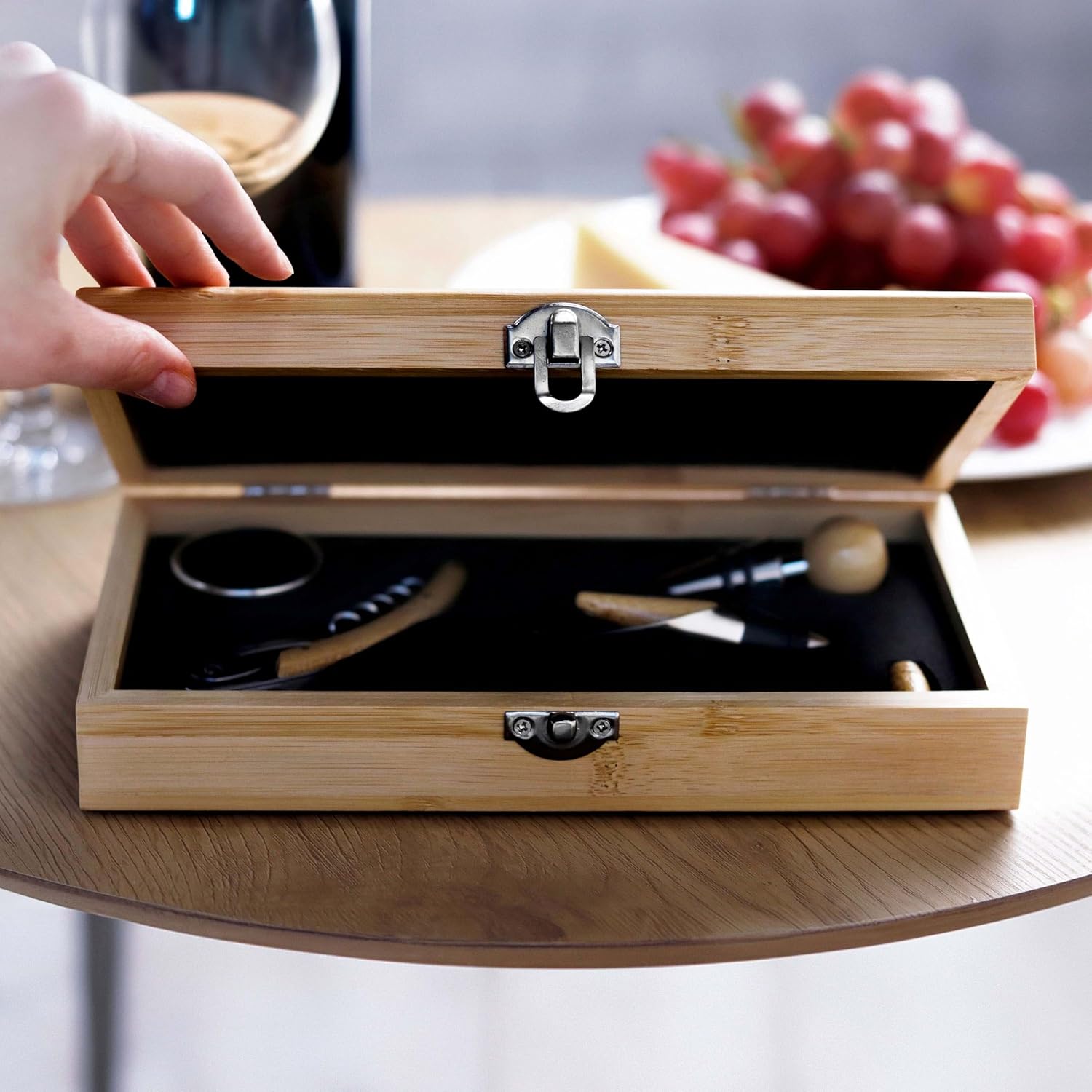 LAUBLUST Weinöffner Set Personalisiert mit Name - 5er Weinzubehörset als cooles Geschenk für Bestie | Soforthilfe - Weinzubehör mit Holz Geschenkbox | Witzige Personalisierte Geschenke für Freundin